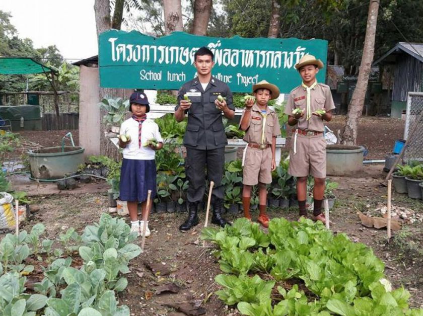 สร้างโรงเรือนเลี้ยงสุกรและไก่พันธุ์ โรงเรียน ตชด. ปางสนุก